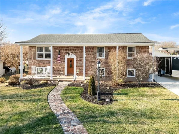 1225 Crestview Dr, Wytheville, VA 24382