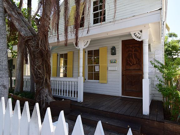 3rd image of 704 Olivia St