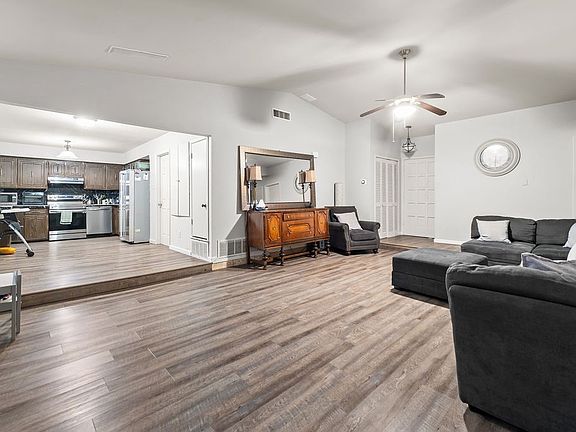 4th image of 202 Fleetwood Ct