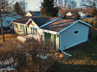 7 Walnut St, Three Oaks, MI 49128