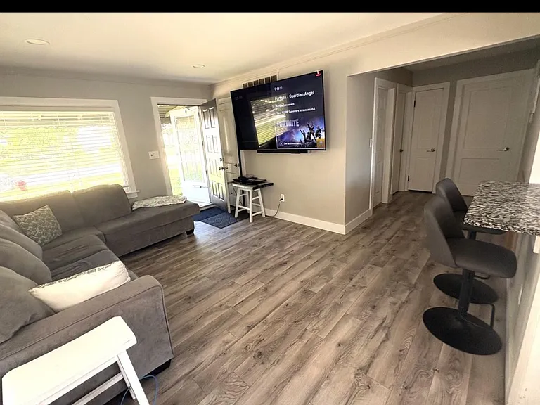 4014 Linwood Ave — Photo 1