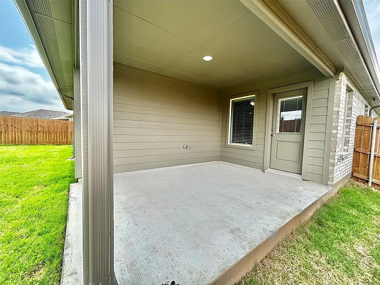 16432 Severn Ln — Photo 29