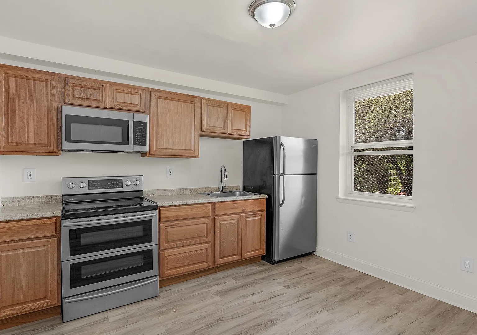 Lovely 3 Bedroom 2 Bathroom Rowhome for Rent — Photo 3