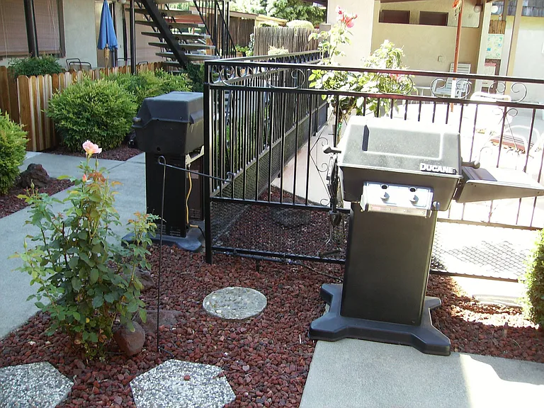 1078 Franklin Ave — Photo 49