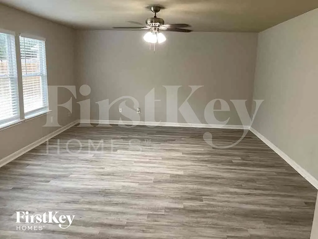 3 bed, 2.5 bath, 2204 sqft, $2,310 — Photo 3