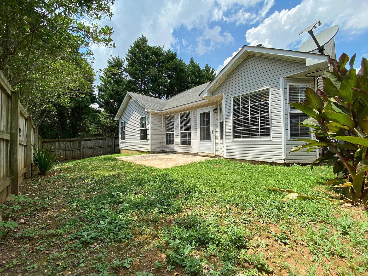 3 bed, 1370 sqft, $1,600 — Photo 2