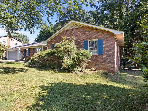 3rd image of 142 Hickory Hill Dr