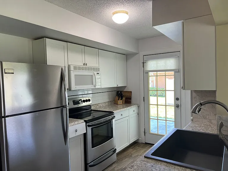 432 SW Curry St — Photo 5