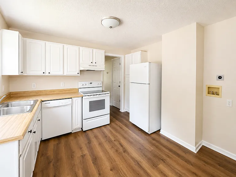 13 Hollywood Cir #A — Photo 4