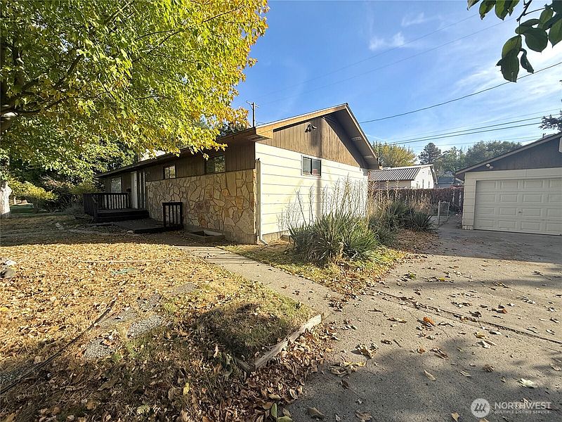 2nd image of 611 Cedar