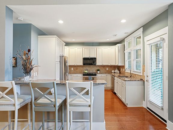 4th image of 2537 Saint James Dr APT 1007