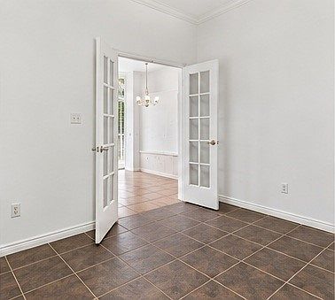 5th image of 327 Hampton Ct