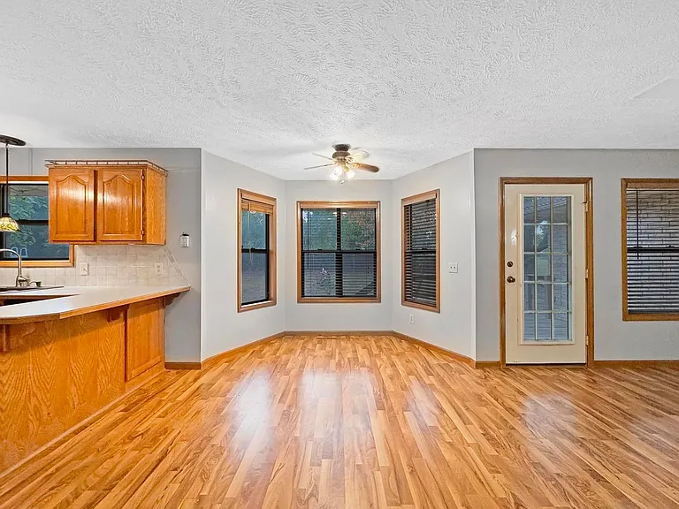303 S Suburban Ave — Photo 8