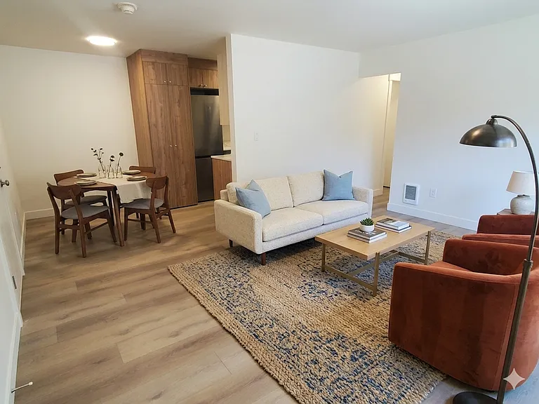 Royal Anne Apartments — Photo 27