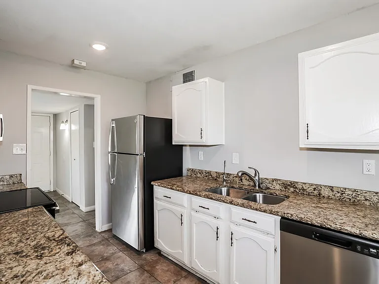 2109 Kings Rd — Photo 7