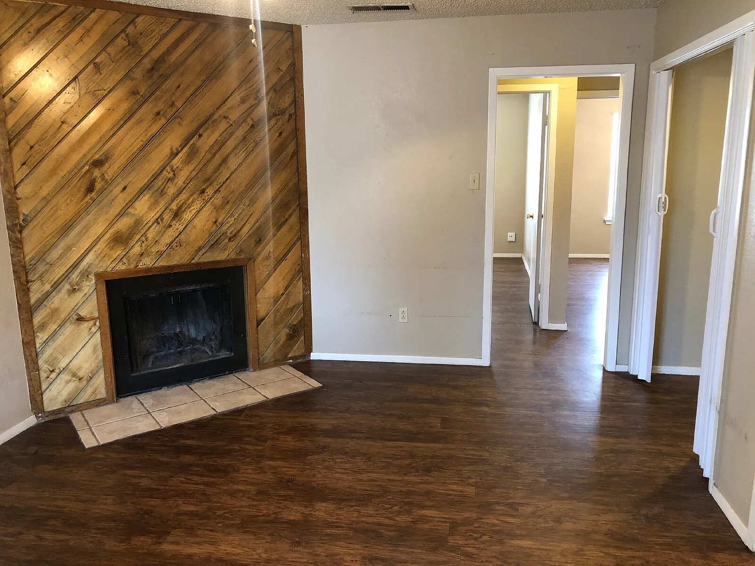 2 bed, 1.0 bath, 900 sqft, $700 — Photo 2