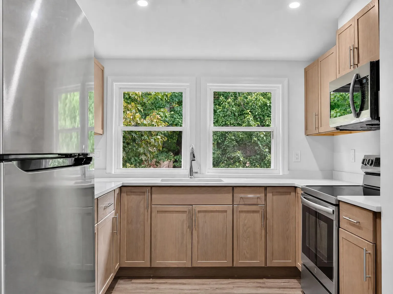 2 bed, 1000 sqft, $2,300 — Photo 3