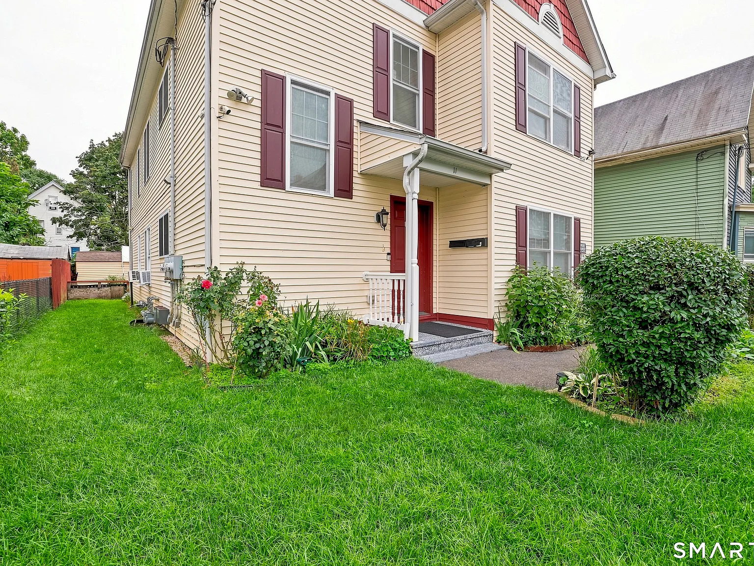 3 bed, 2.0 bath, 2596 sqft, $2,200 — Photo 2