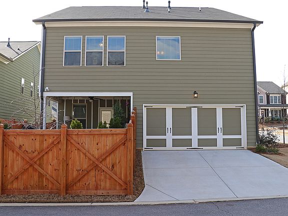 2 car garage/fenced yard