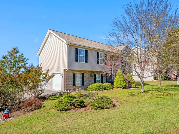805 New Village Dr NW, Christiansburg, VA 24073