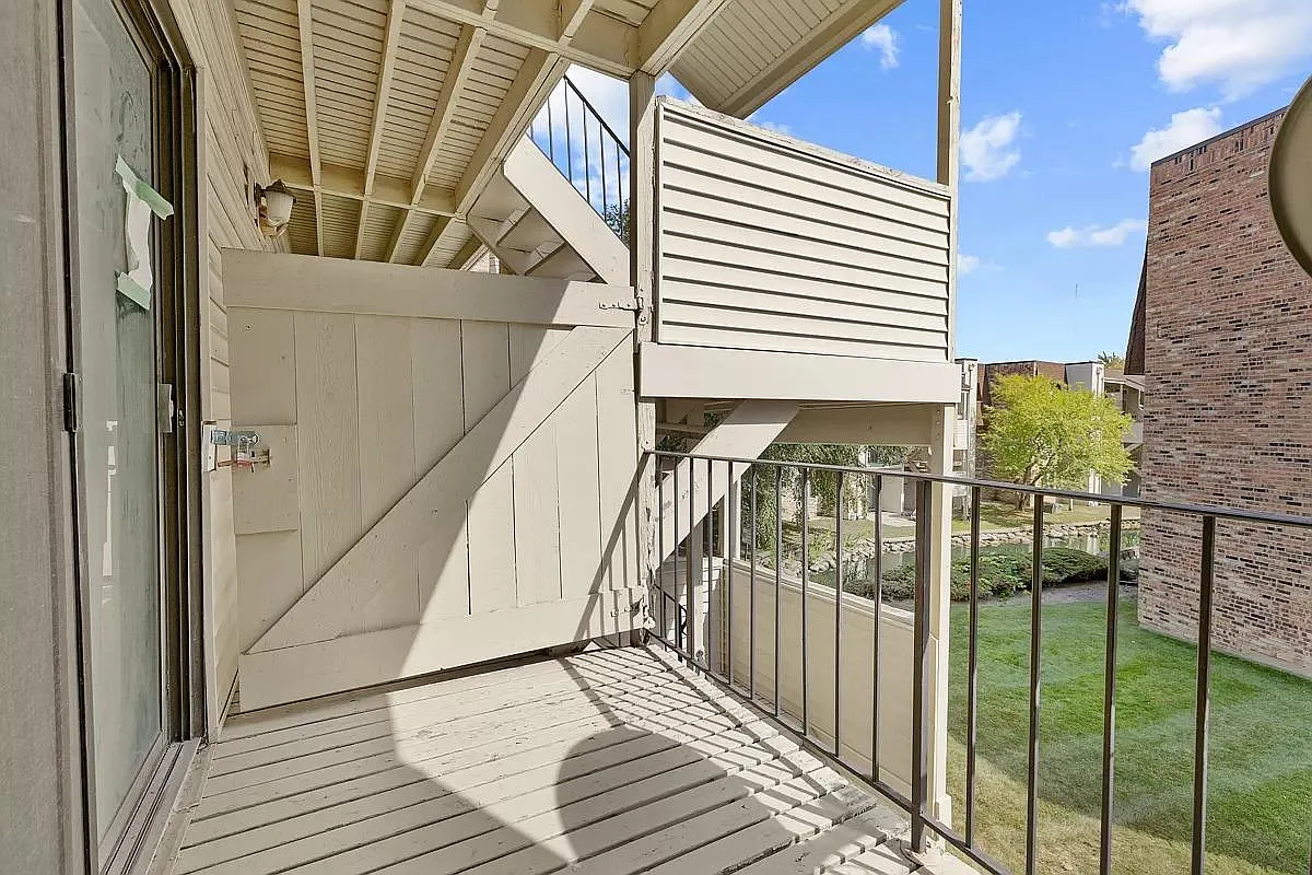 199 N Waters Edge Dr — Photo 3