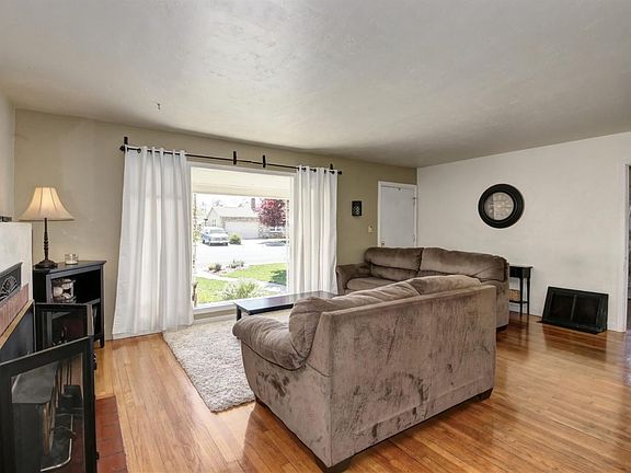 3rd image of 719 Buena Tierra Dr