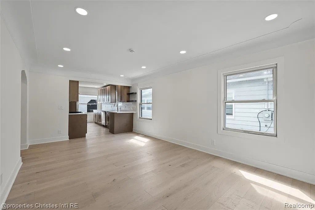 3 bed, 2.0 bath, 1650 sqft, $2,400 — Photo 4