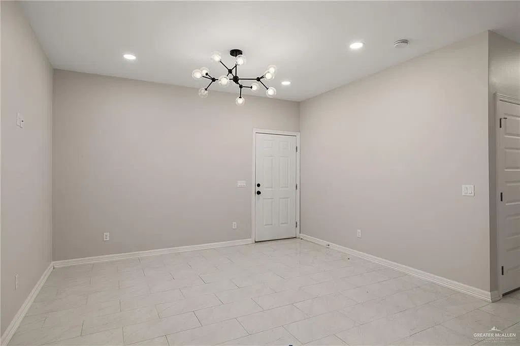 3 bed, 2.0 bath, 1050 sqft, $1,290 — Photo 2