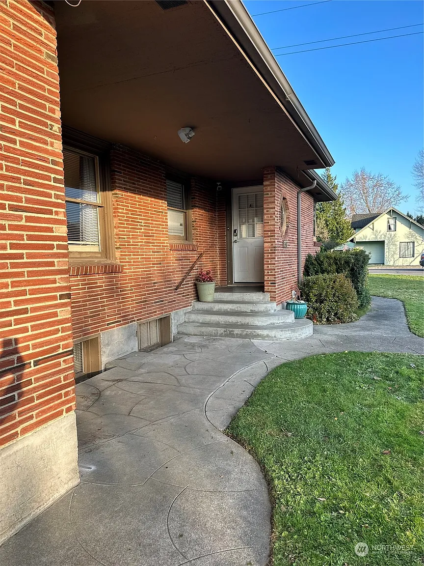 2418 Circle Drive E photo 1