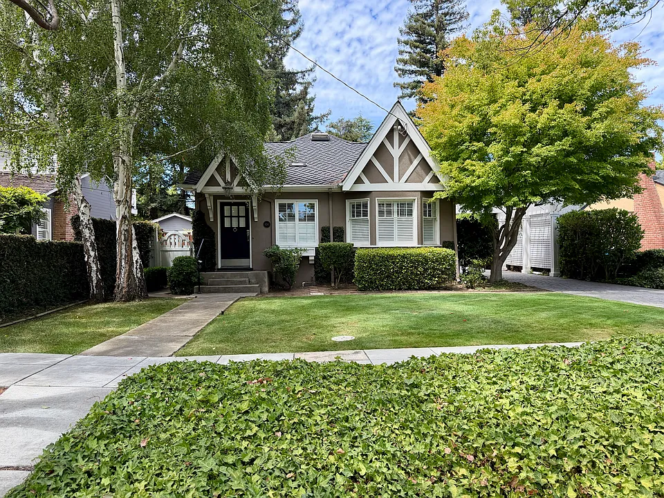 634 College Ave