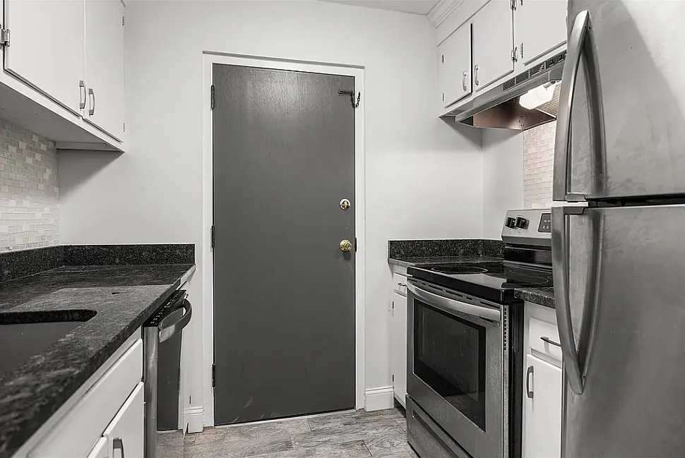 2 bed, 832 sqft, $2,200 — Photo 3