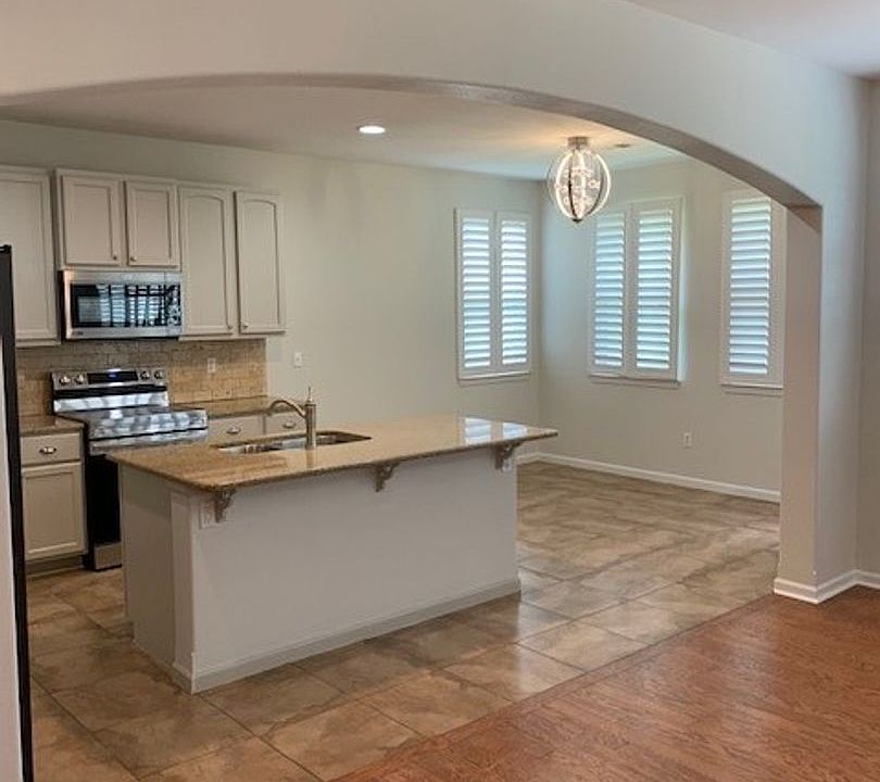 1st image of 128 Greystone Dr