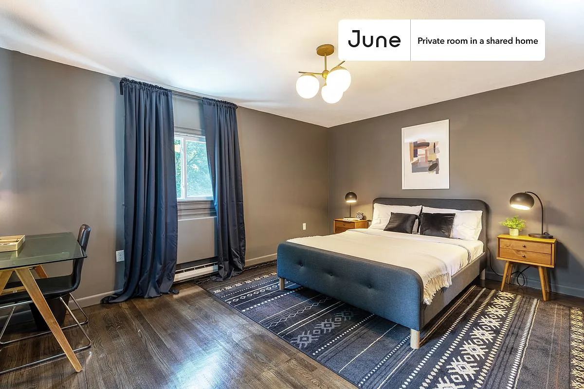 Queen bedroom in 6 bed/4 bath home in Brighton #207 D — Photo 3