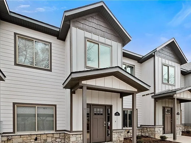 404 NW Retreat Ln — Photo 1