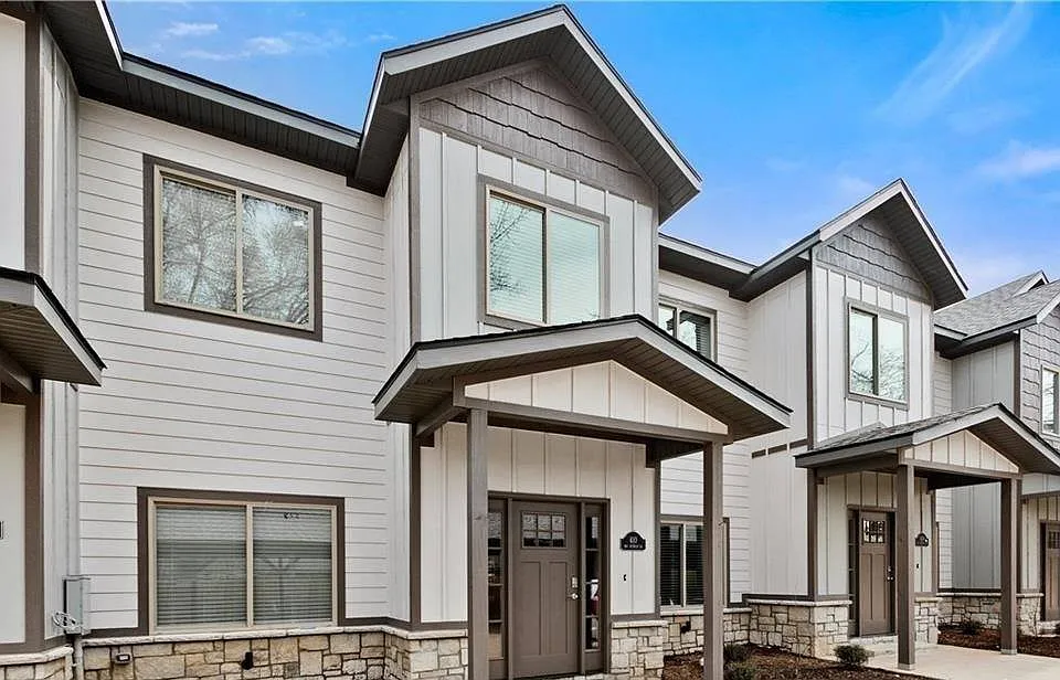 404 NW Retreat Ln