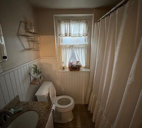 4th image of 2340 Bond Ave