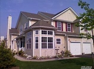214 Kettles Ln, Medford, NY 11763