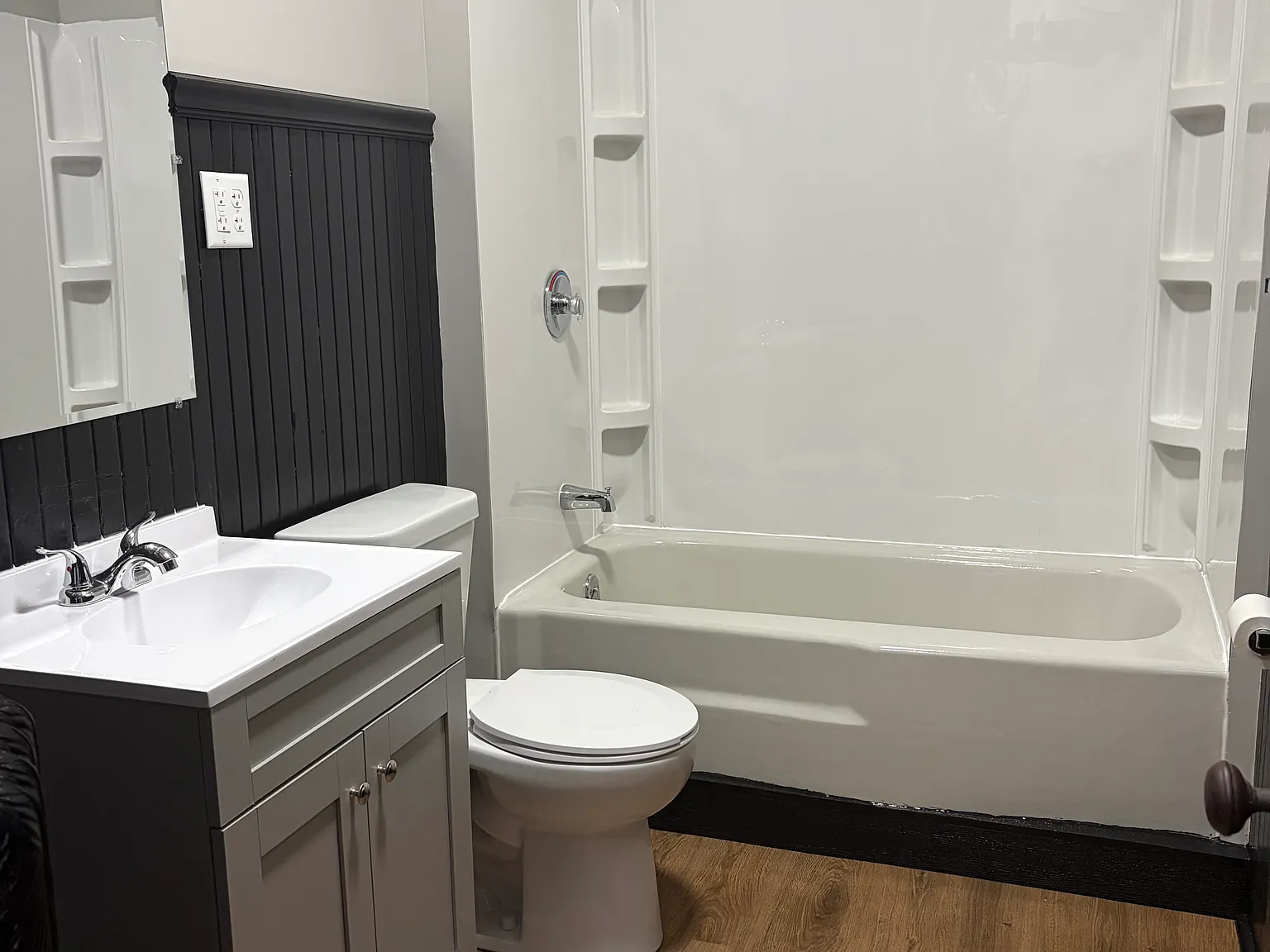 3 bed, 1200 sqft, $1,300 — Photo 2
