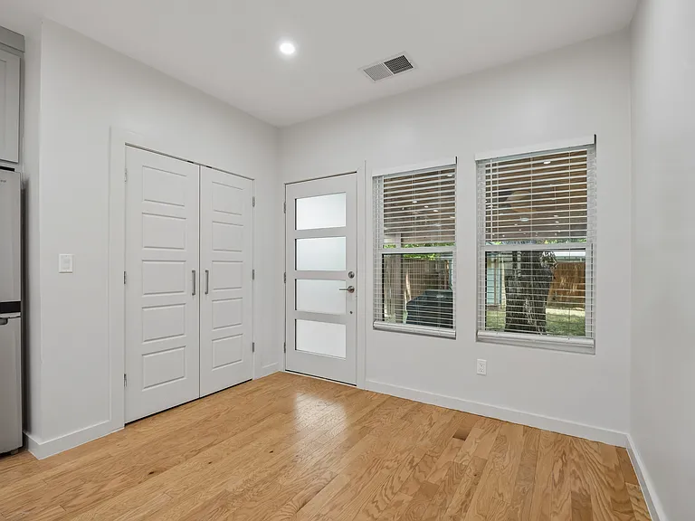 710 N Madison Ave — Photo 8