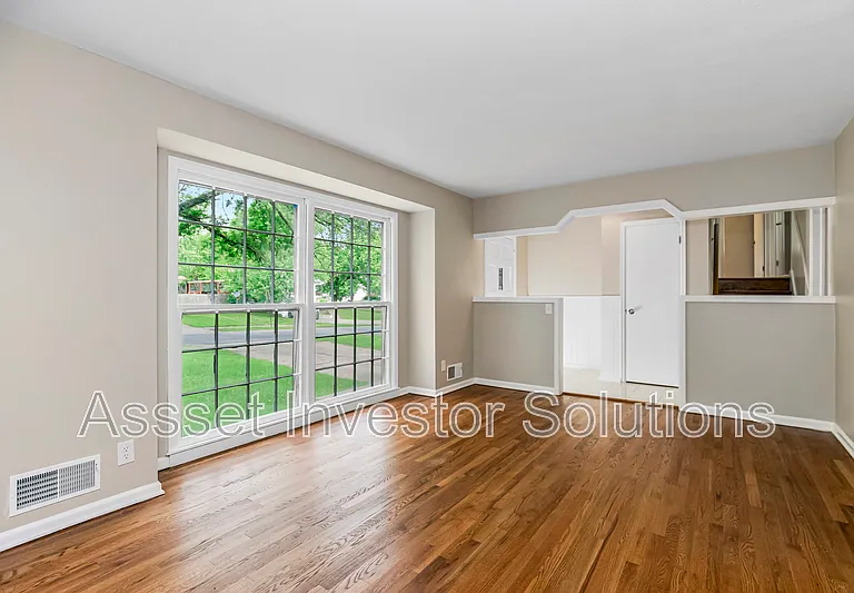 9109 Goddard St — Photo 7