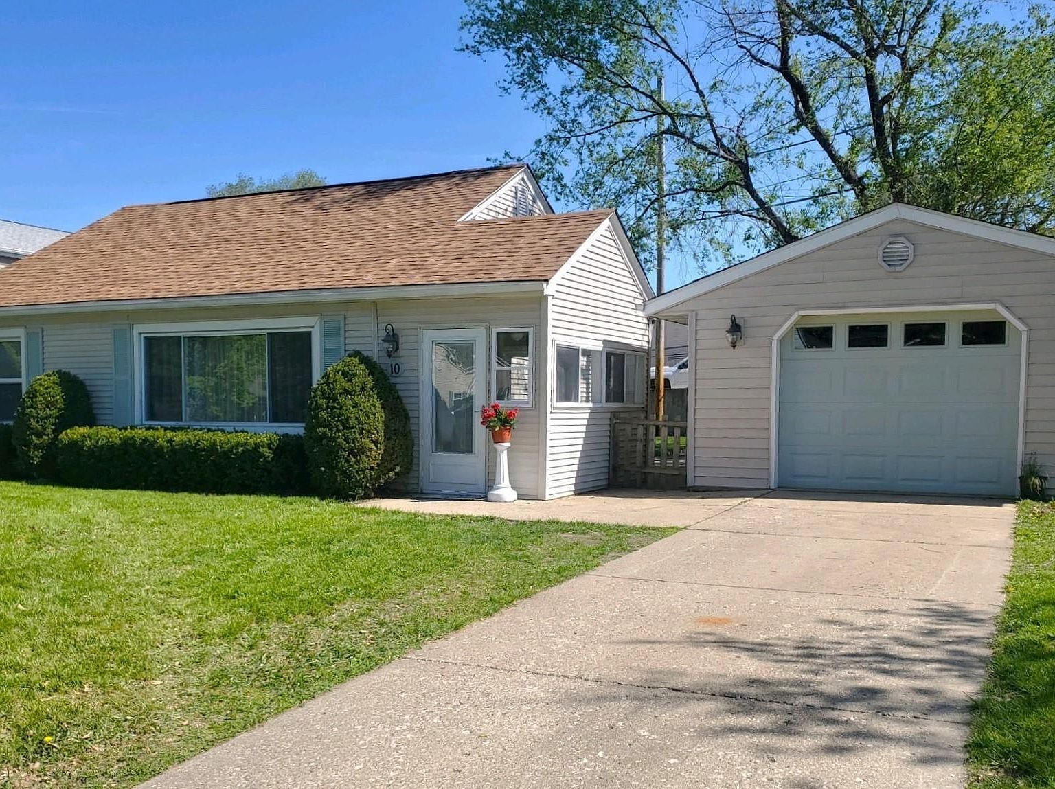 10 Park Dr North Pekin Il 61554 Zillow