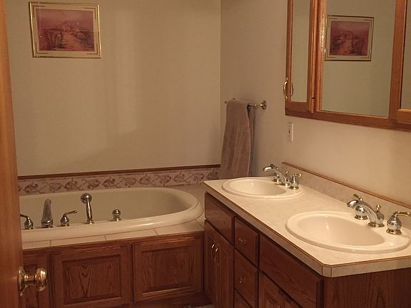 master bath w/ shower & tub