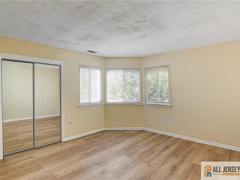 1068 Schmidt Ln — Photo 19