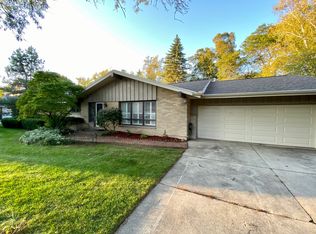 2220 W Woodbury Ln, Glendale, WI 53209