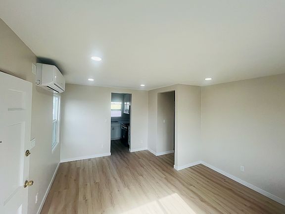 4th image of 4437-43 Winona Ave #4437