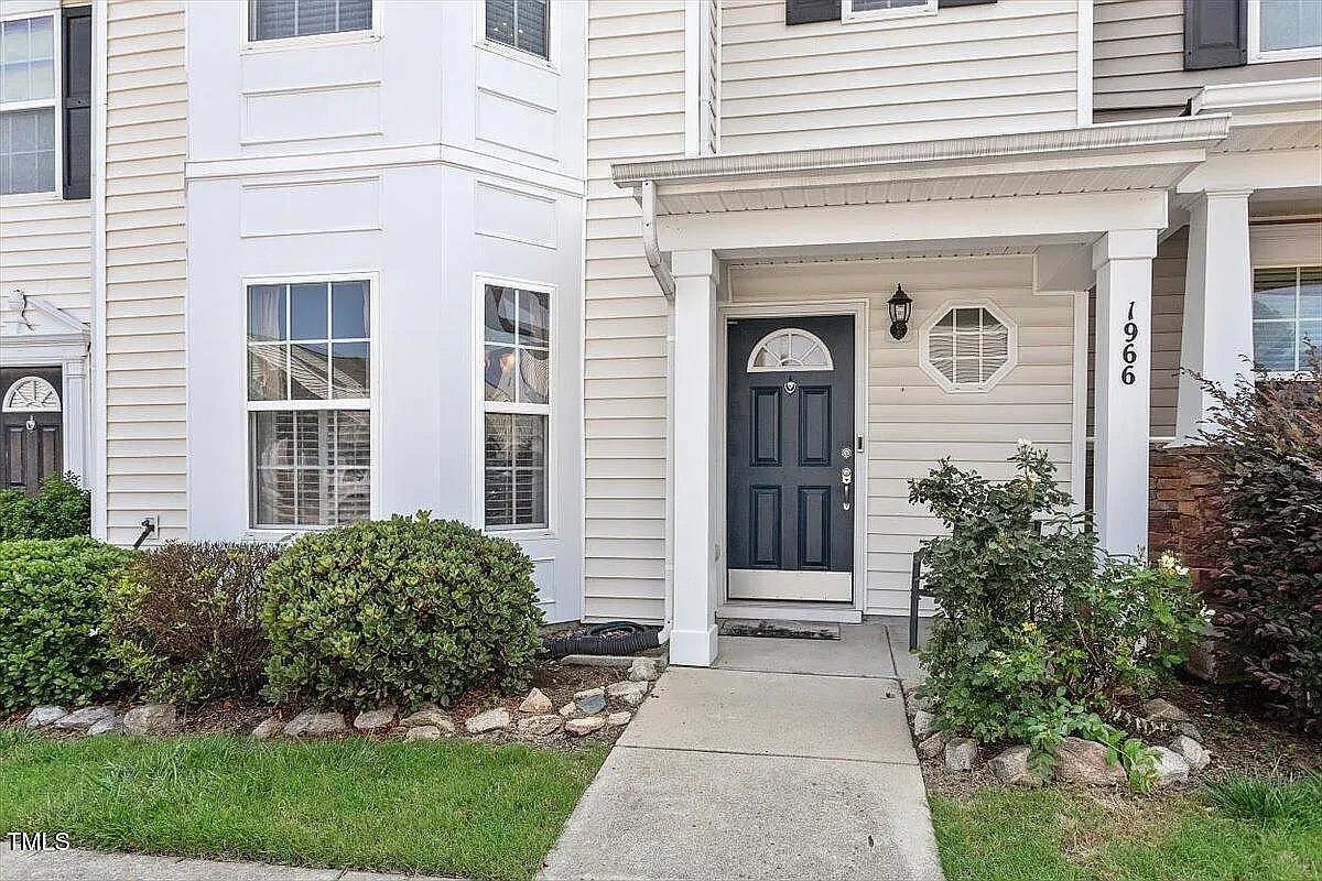3 bed, 1458 sqft, $1,875 — Photo 2