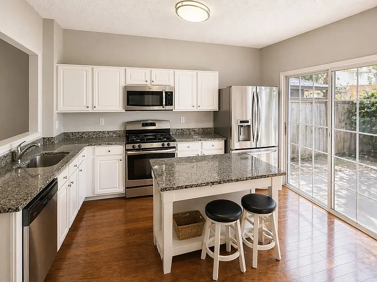 325 Devonshire Dr — Photo 4