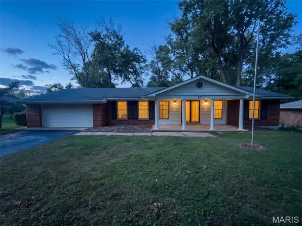 27 Nob Hill Dr, Saint Louis, MO 63138