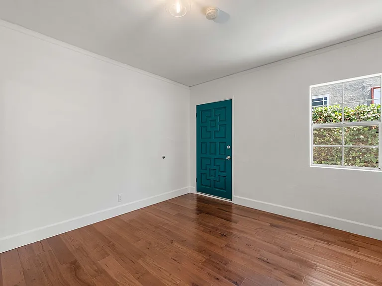4733 Ambrose Ave — Photo 37