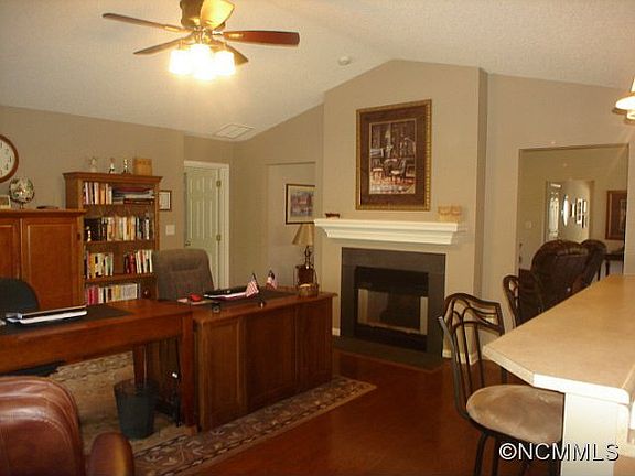 5th image of 60 Clear Creekside Dr